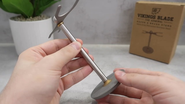 Amazon.com : Luxury Razor and Brush Stand, The Admiral by VIKINGS